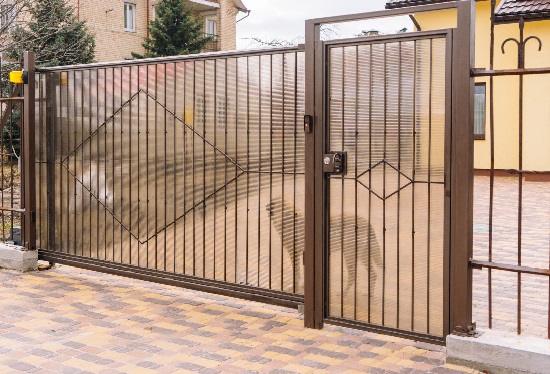 Купить ворота из профлиста с элементами ковки, с металлическими столбами в рамке или под дерево в Алексеевке от 158250 руб